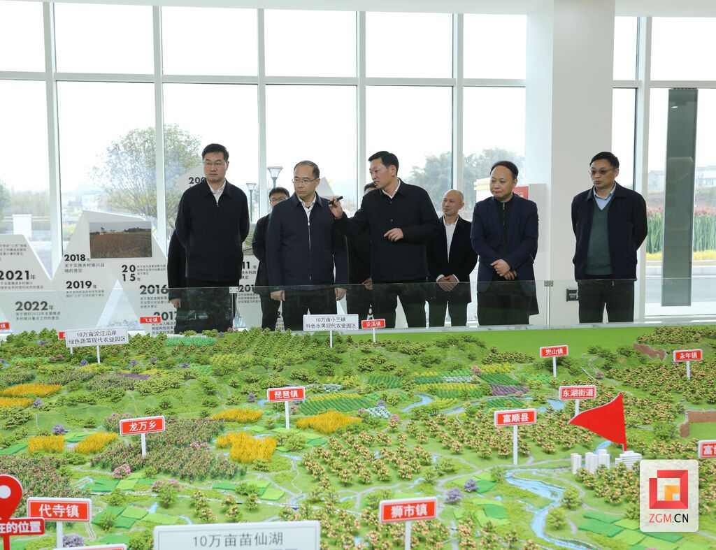 胡云副省長調(diào)研富順縣水稻高粱現(xiàn)代農(nóng)業(yè)園區(qū)大數(shù)據(jù)中心.JPG