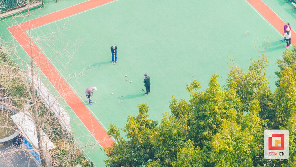 市民们手握球杆附身瞄准 记者 宋姿熠 摄.jpg