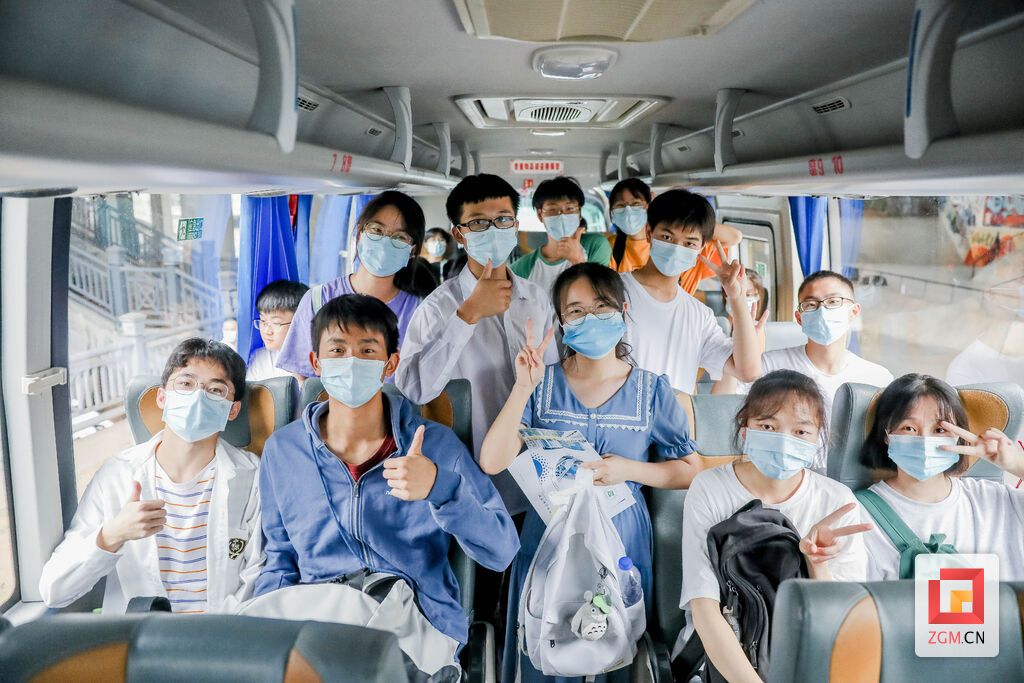 完成高考首日考試的考生登上返程的愛心送考車