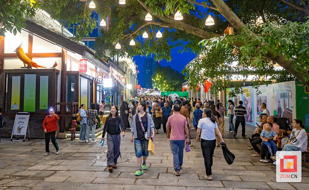 漫步老街 记者 叶卫东 摄.jpg