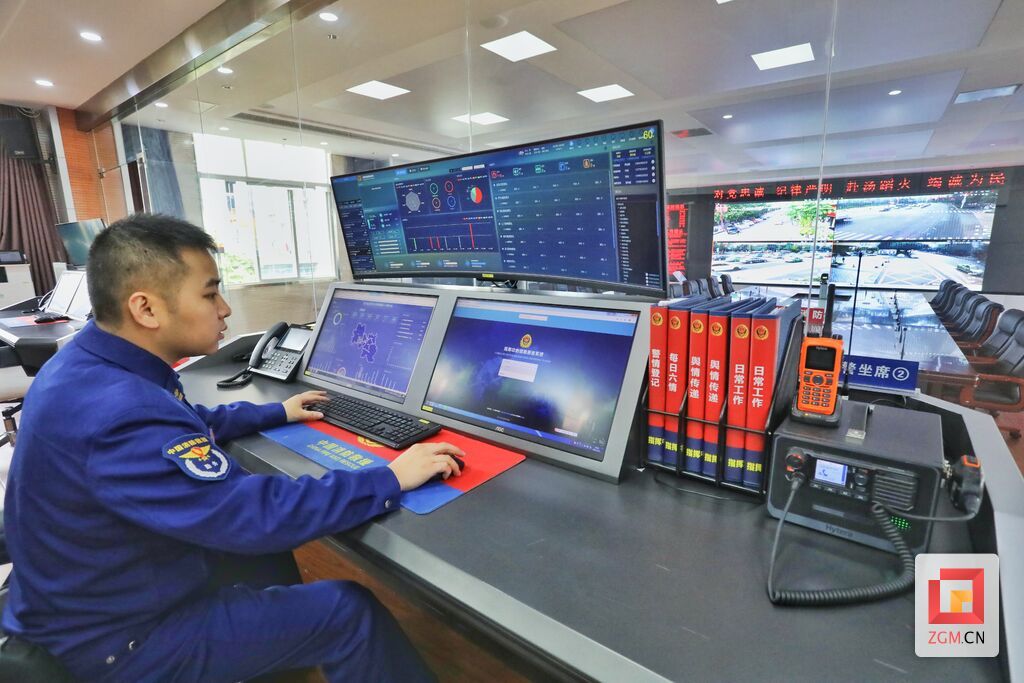 我市消防支队应急指挥中心，通过科技提升更加快捷的处理全市突发应急事件，每年处理报警信息超过10000条。