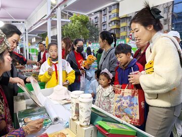 赛事更激烈 “花样”更丰富 观众更热情 “川超”决赛阶段72场比赛点燃新期待