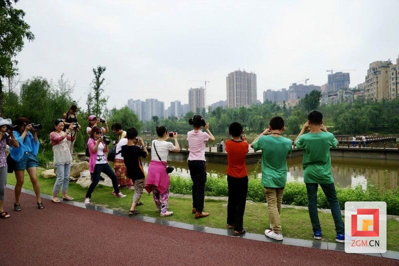 “姐妹”們帶著輔讀學(xué)校孩子們外出采風(fēng).jpg