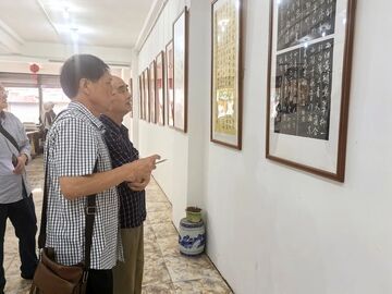 “草根书画展”开展 自贡民间创作者联袂献艺
