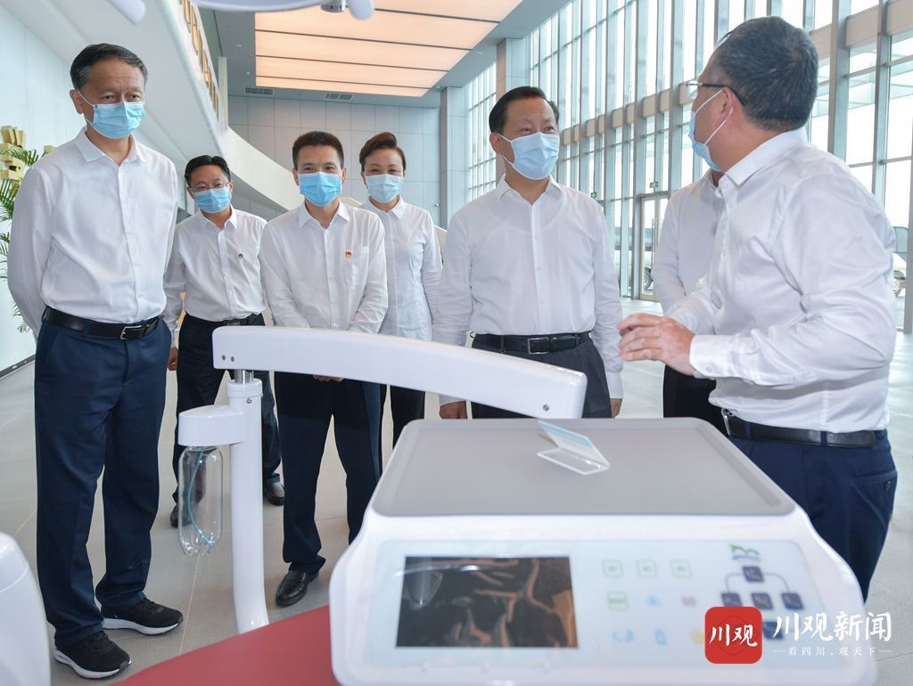 8月20日，省委书记彭清华到资阳高新区口腔装备材料检验检测中心调研。