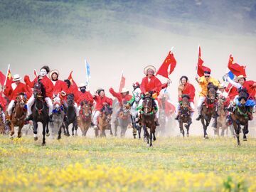 千骑齐发，红旗涌动！2026理塘“哒野”传统赛马文化旅游季开幕