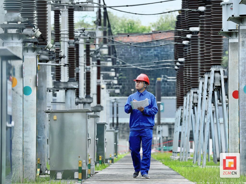 胡夢琪查看變電站內(nèi)避雷器計數(shù)器動作情況，設備運行出現(xiàn)故障隱患總逃不過他的“火眼金睛”.jpg