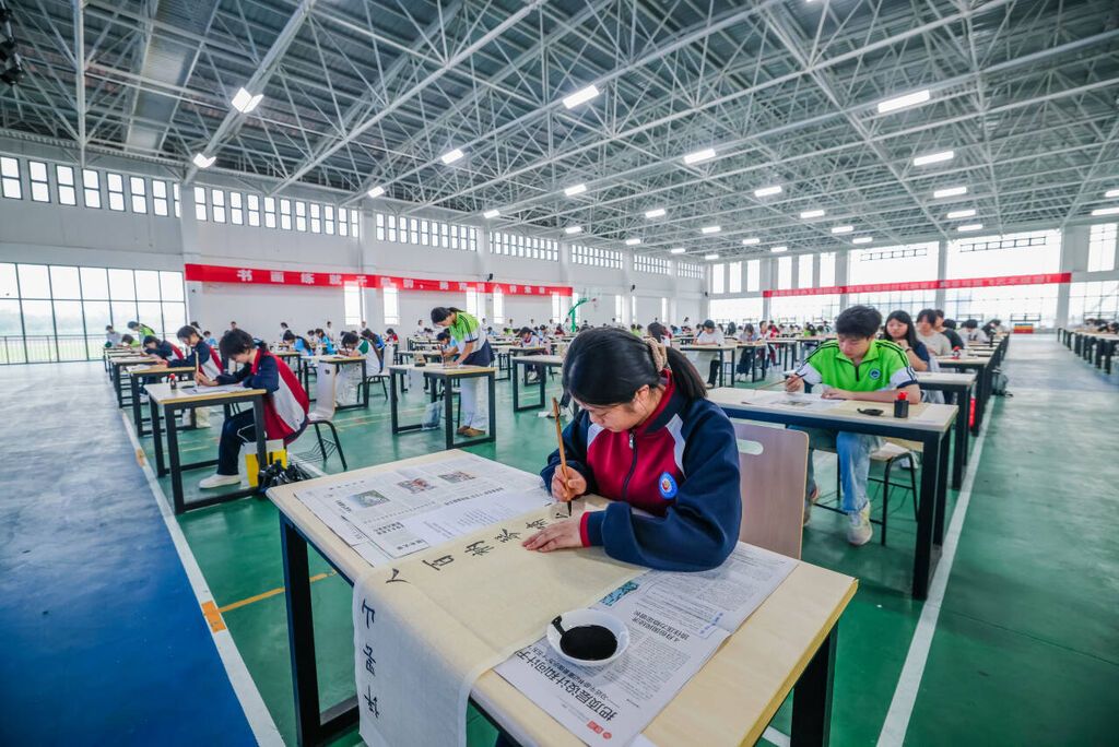 挥毫泼墨 记者 宋姿熠 摄.jpg