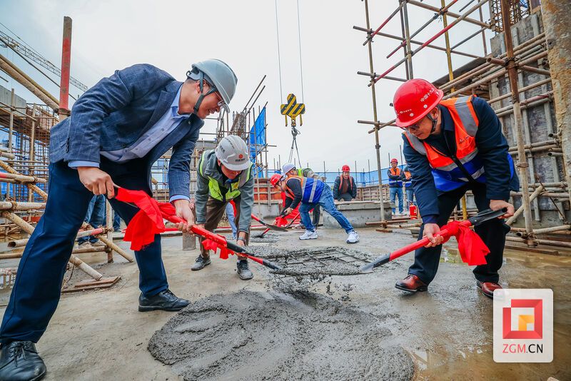 浇筑最后一方混凝土 记者 宋姿熠 摄.jpg
