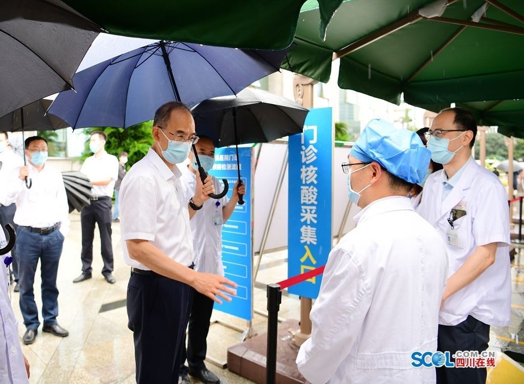 8月18日，省委副书记、省长黄强来到省人民医院发热门诊核酸检测点，向不久前发现成都本土首例确诊病例的医务人员表示感谢和问候。