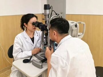 连续三天熬夜赶PPT，30岁男子“眼睛里好像有水在晃”，医生提醒：已致“眼中风”，出现预警信号要立即就医