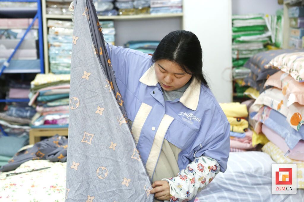 正在店里干活的女兒.jpg