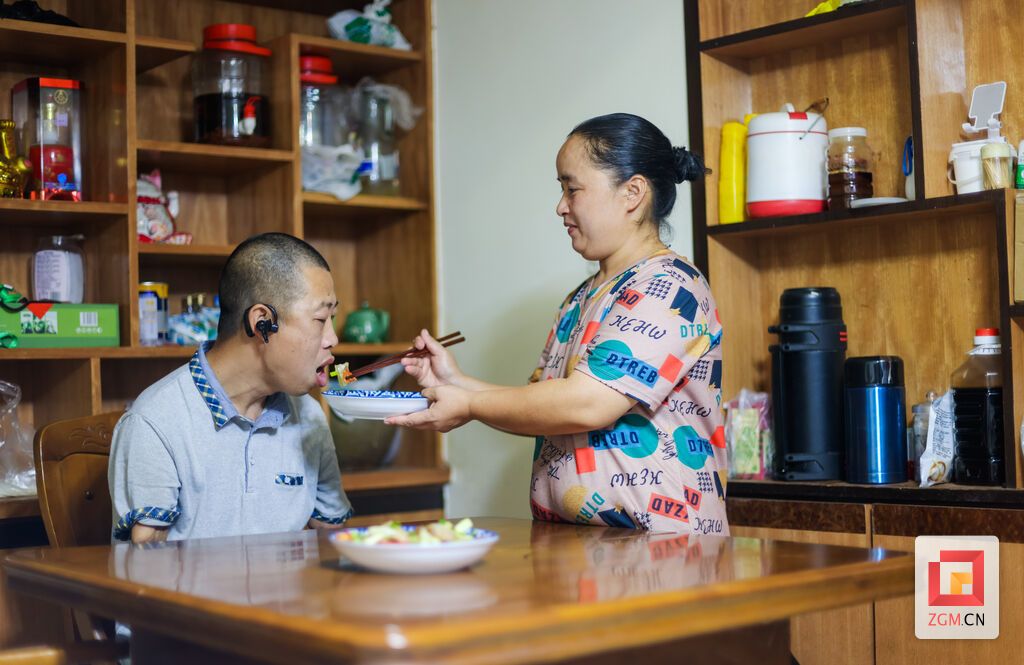妻子謝惠英喂了丈夫20年.jpg