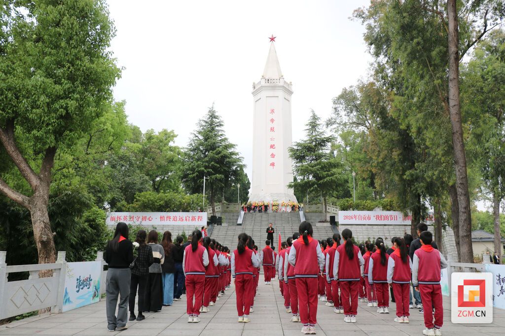 师生在富顺县烈士陵园追思先辈.jpg