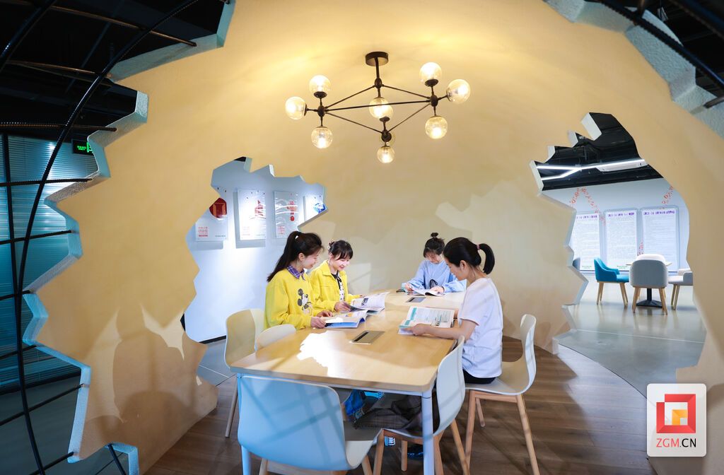 圖3：西部科學(xué)城自貢科創(chuàng)園內(nèi)工作人員學(xué)習(xí)交流.jpg