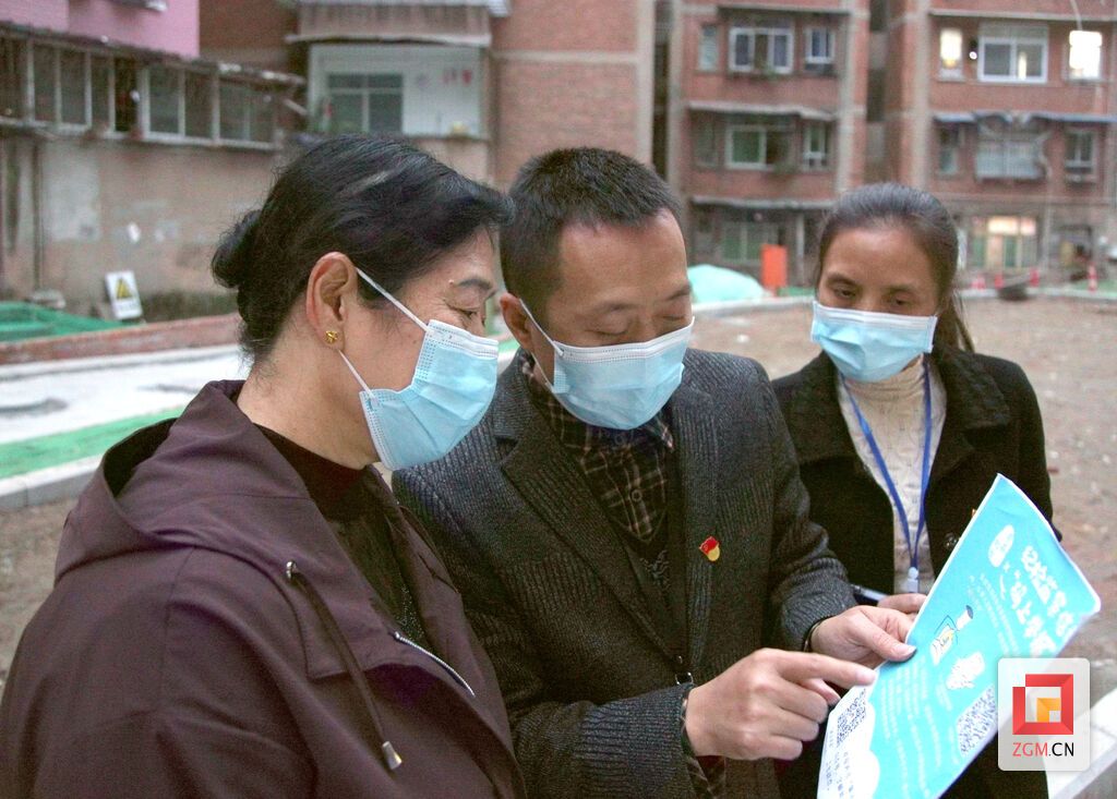 旭阳镇纪检监察干部向群众讲解‘码上举报’操作流程.jpg