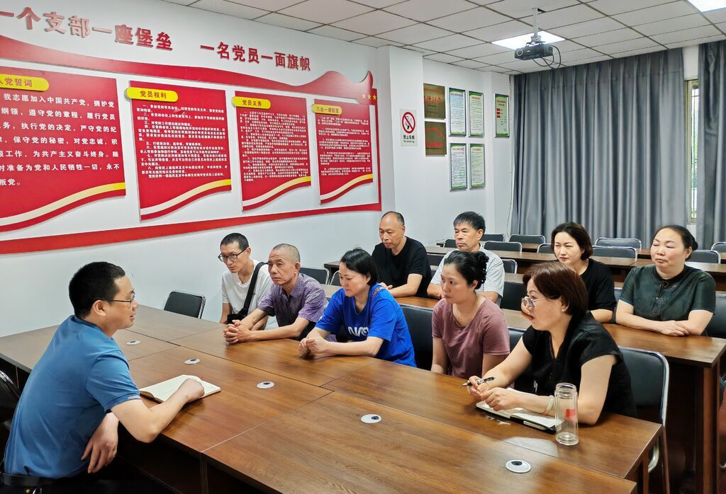 與社區(qū)居民面對面交流.jpg