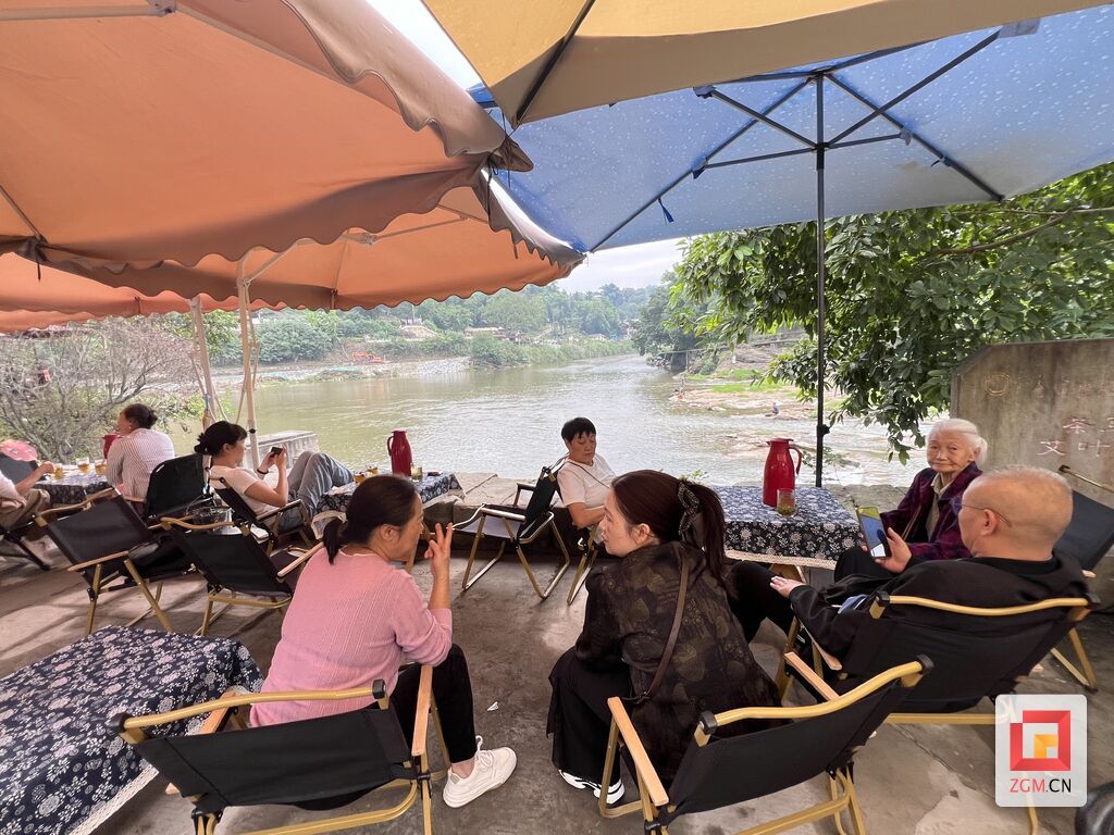 艾叶滩边 惬意饮茶.jpg