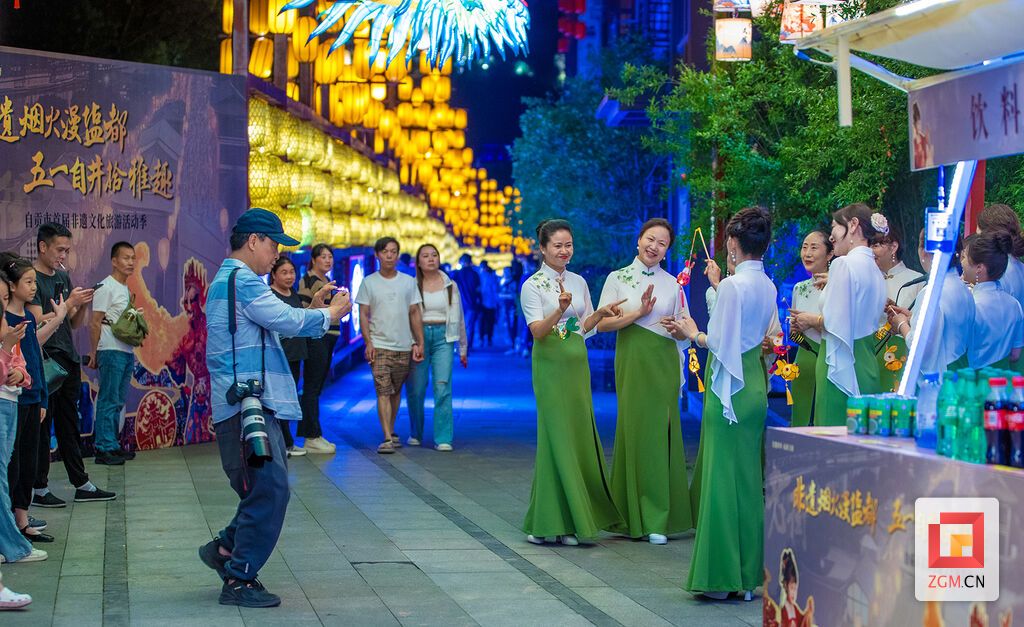 市民拍摄老街旗袍秀 记者 叶卫东 摄.jpg