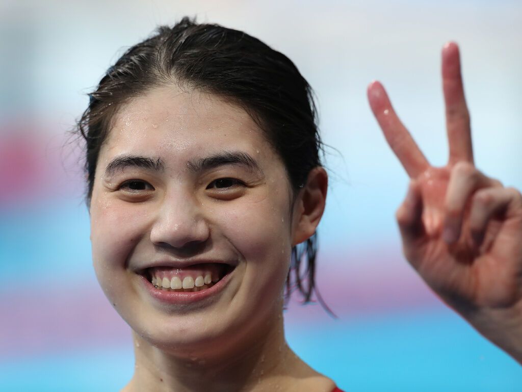 7月26日，张雨霏在比赛后。当日，在东京奥运会女子100米蝶泳决赛中，中国选手张雨霏获得银牌。新华社记者 丁旭 摄