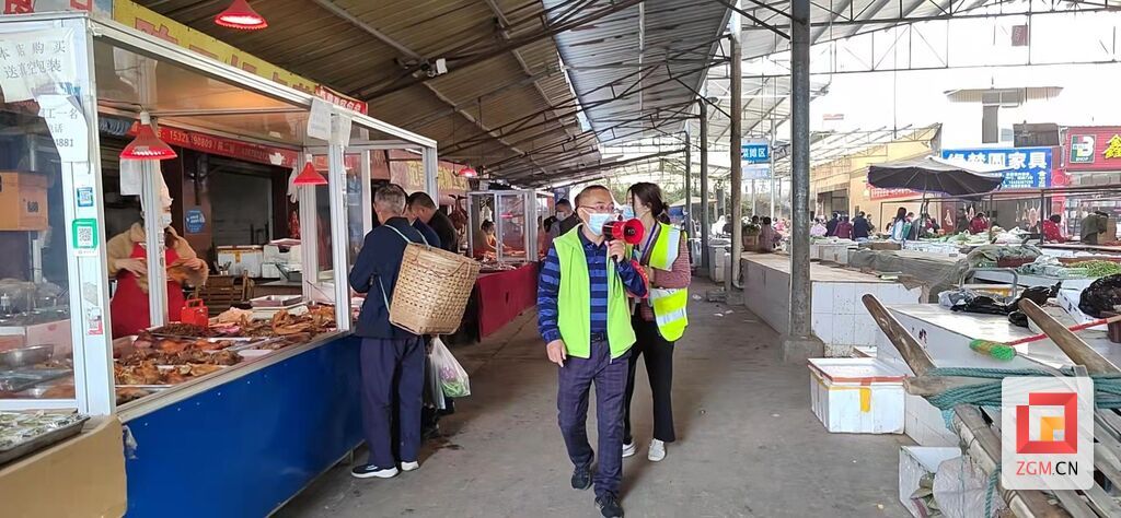 4月3日，趙化鎮(zhèn)組織機(jī)關(guān)黨員干部到農(nóng)貿(mào)市場宣傳防疫.jpg