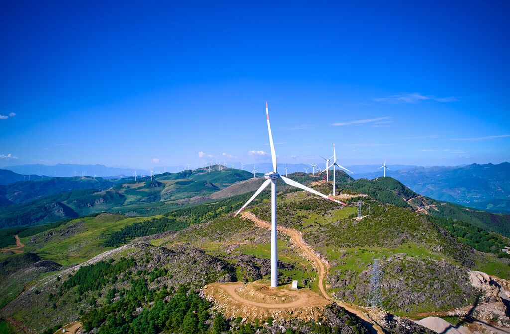 高山风电带来不一样的景观。会东融媒体中心供图。