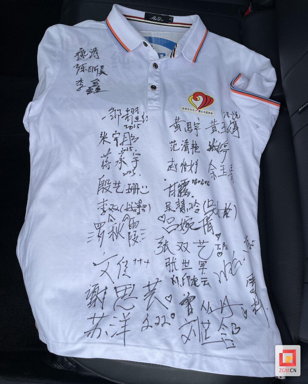 考生集体签名感谢组织志愿者送考的“自贡九七七”.jpg
