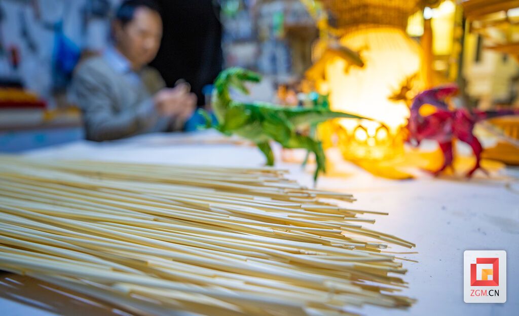 2.制作所需的小麦秆 记者 叶卫东 摄.jpg