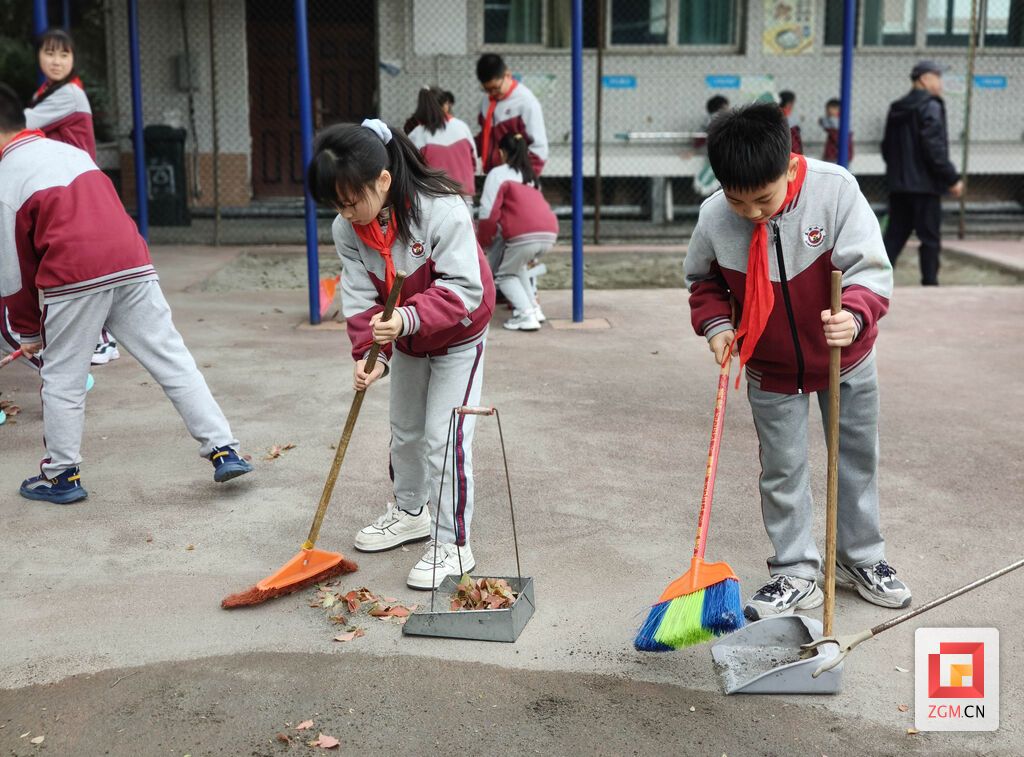 东方小学学生清扫卫生.jpg