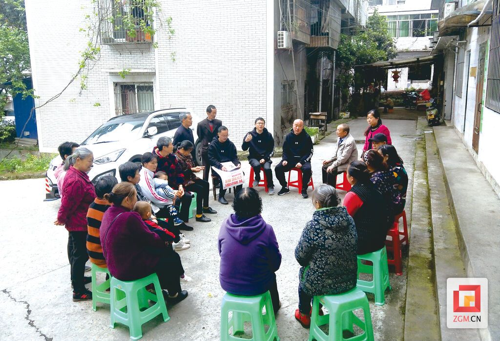 4零距離傾聽社區(qū)居民意見建議,。芭蕉沖社區(qū)黨委供圖.jpg