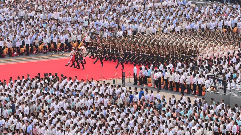 7月1日上午，庆祝中国共产党成立100周年大会在北京天安门广场隆重举行。这是国旗护卫队准备升旗。新华社记者 李贺 摄