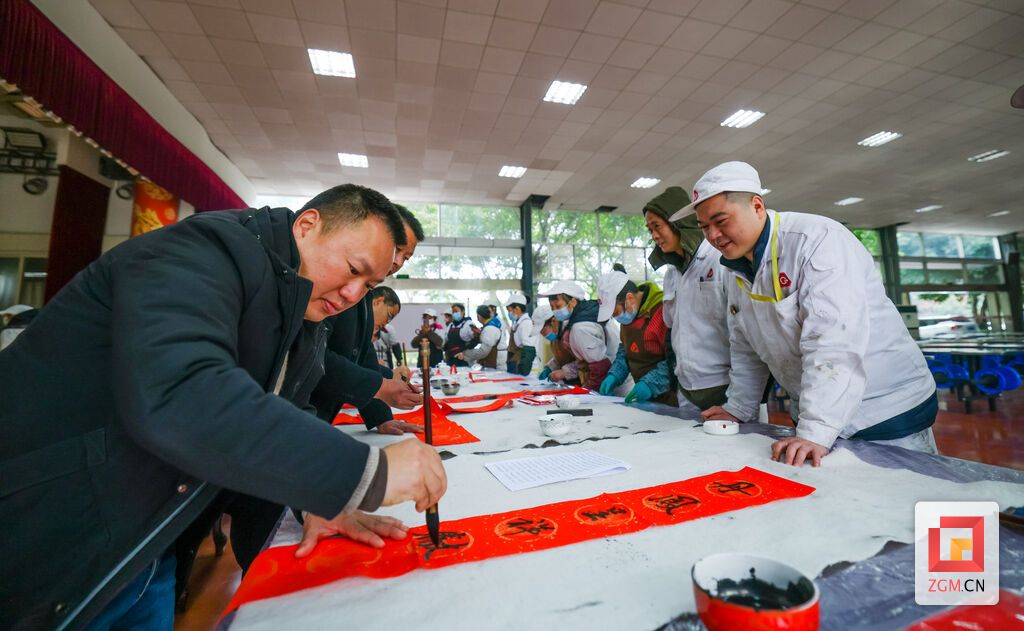 書法家協(xié)會(huì)的志愿者為奮斗在一線的工作人員寫春聯(lián)送福字.jpg