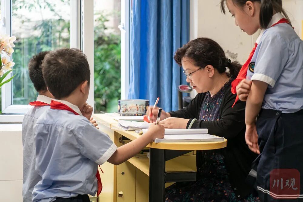成都泡桐树小学班主任老师正为学生批改作业。川观新闻记者 卢春阳 范华 摄