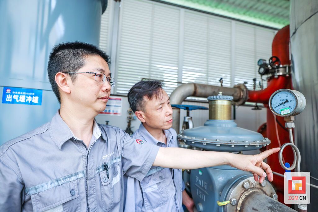 除了伏案工作，下到車間和一線工人進行溝通、解決生產(chǎn)中遇到的問題，是潘登日常工作中重要一環(huán)。 (2).jpg