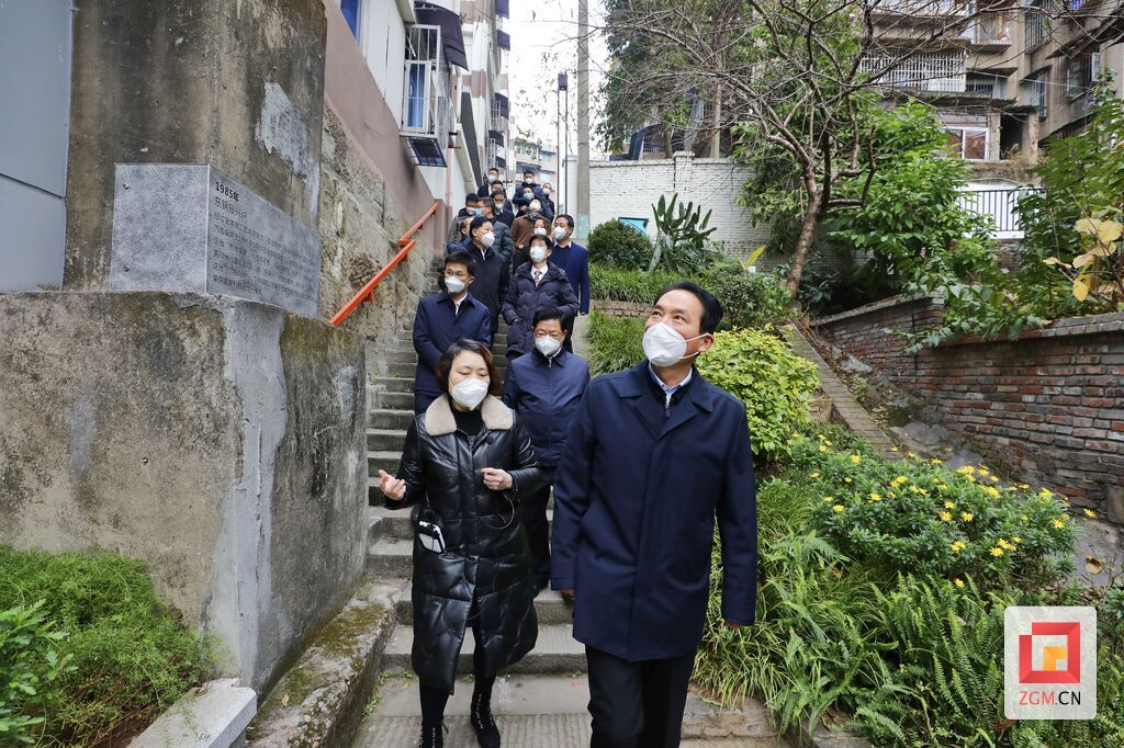 赵俊民一行在自流井区五星街街道磨子井社区调研.JPG