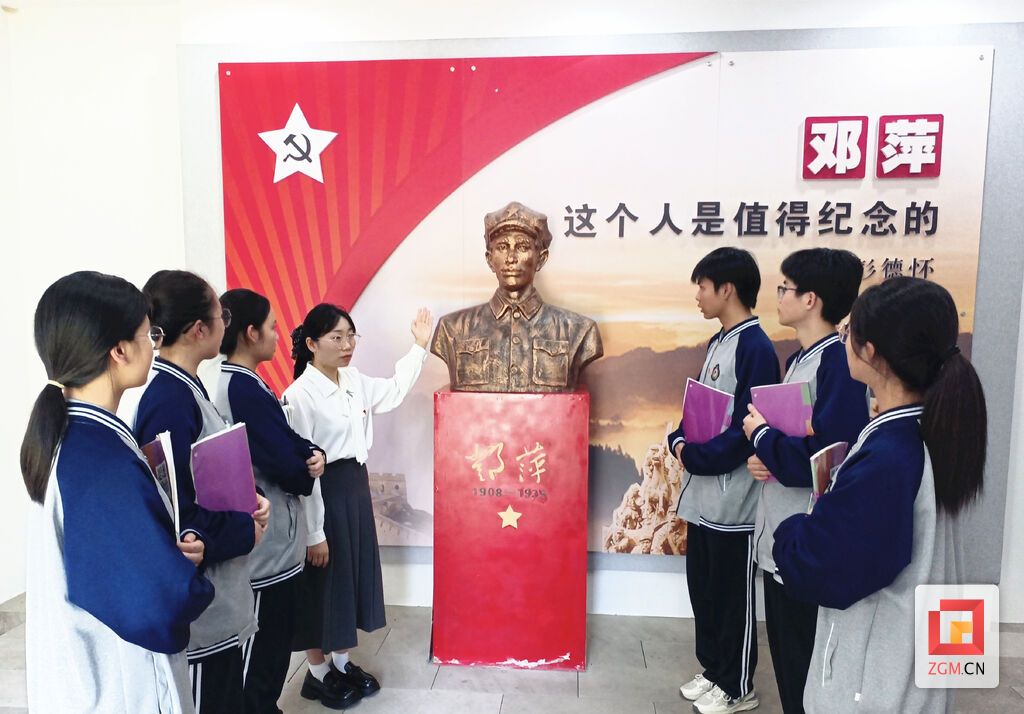 自贡一中师生在邓萍故居陈列馆 记者 陈凡逸 摄.jpg