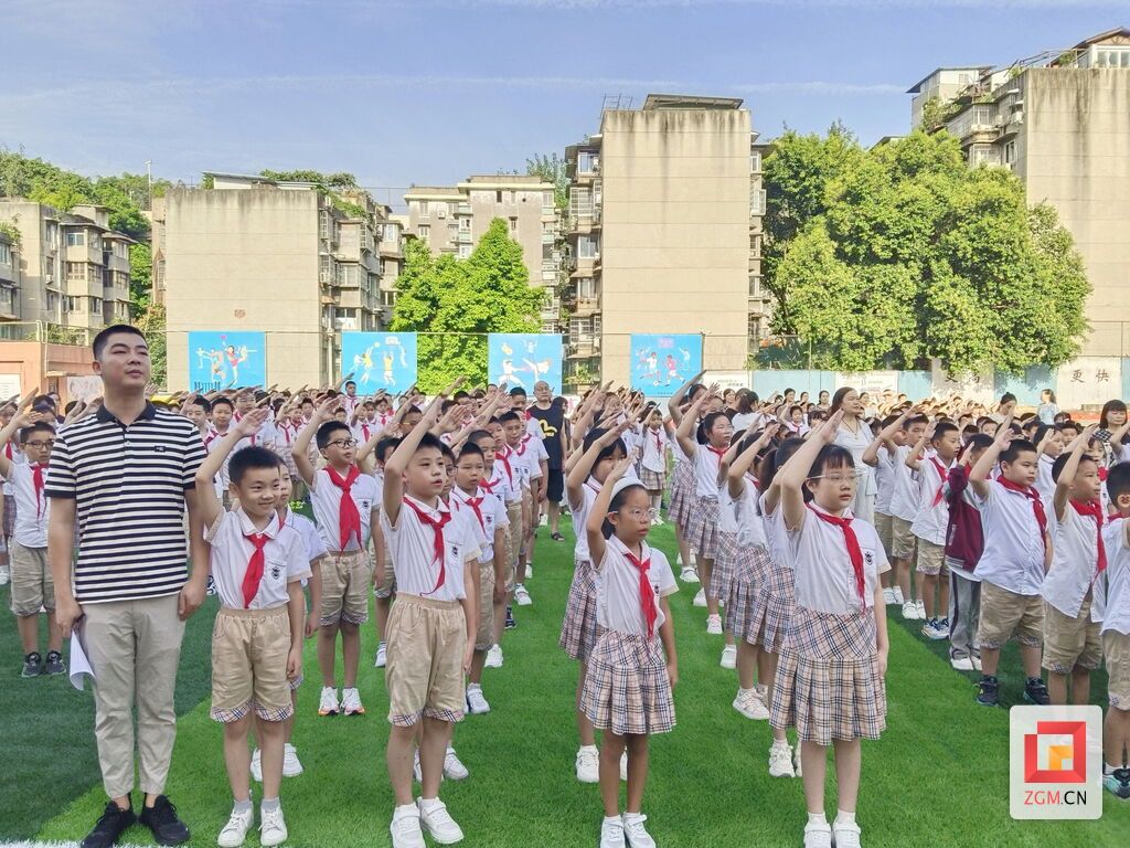 东方小学师生朝气蓬勃.jpg