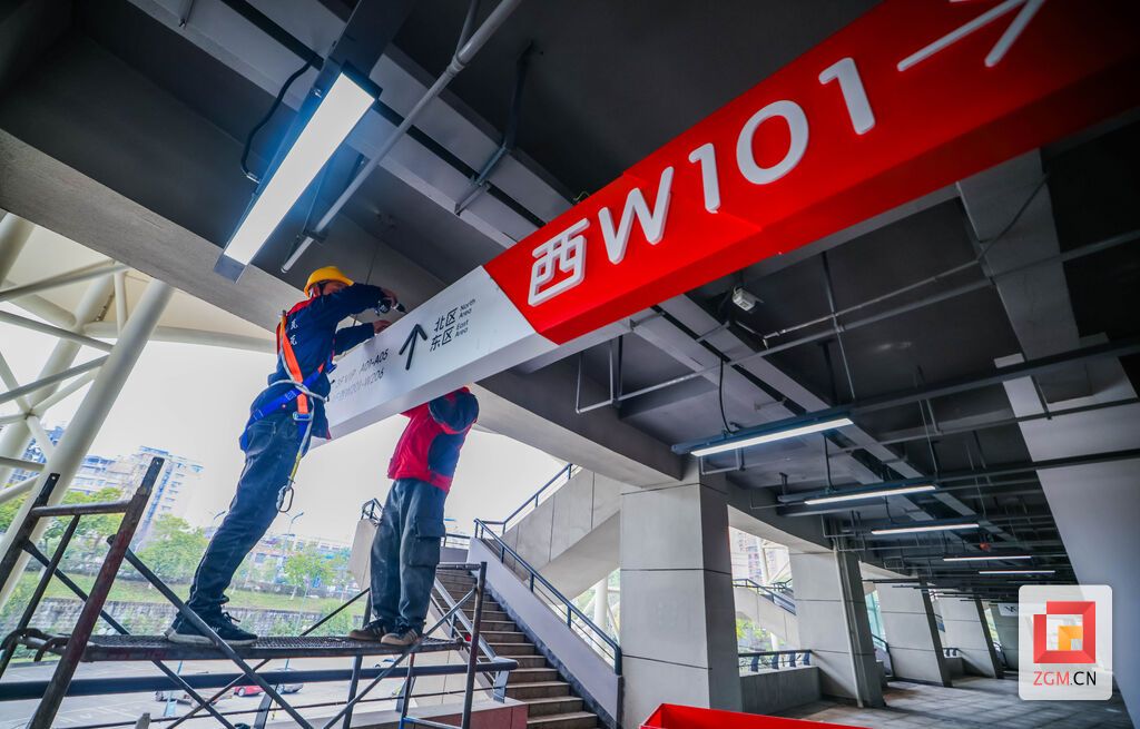 施工人员紧张作业，全力推进场馆改造 记者 宋姿熠 摄.jpg