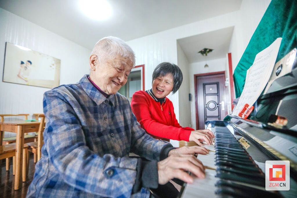 今年89岁的张贵清老人和65岁的女儿廖晓培一起生活，每天女儿都会和老人练一个小时的钢琴，陪老人在小区散步锻炼身体，陪伴是最长情的告白。（宋姿熠 摄）