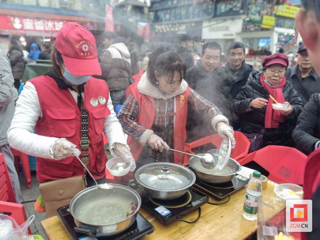 热腾腾的汤圆.jpg