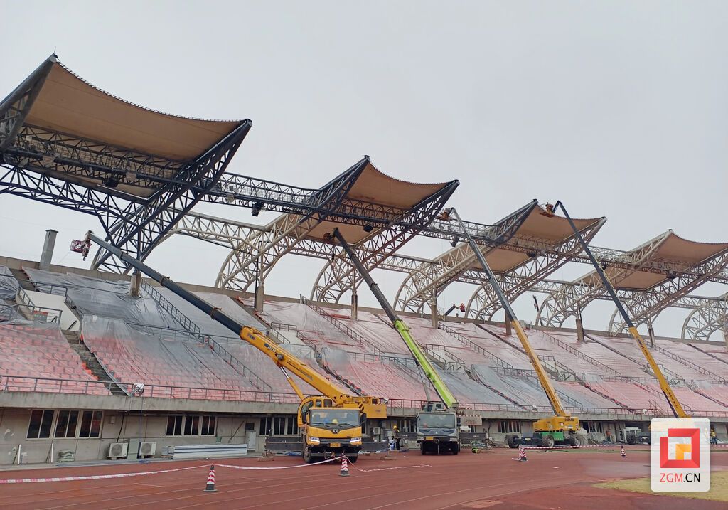 正在改造的南湖体育中心 记者 陈凡逸 摄.jpg