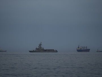 美以袭击邻近霍尔木兹海峡的伊朗码头 致5人死亡