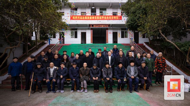 张远平与老人们合影 记者 叶卫东 摄.jpg