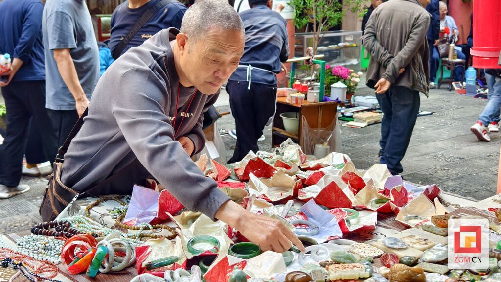 寻珍淘宝 记者罗祥瑞摄.jpg