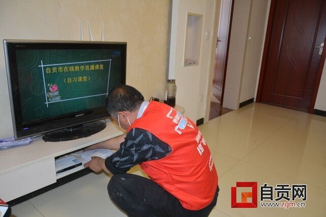 进行设备调试.JPG