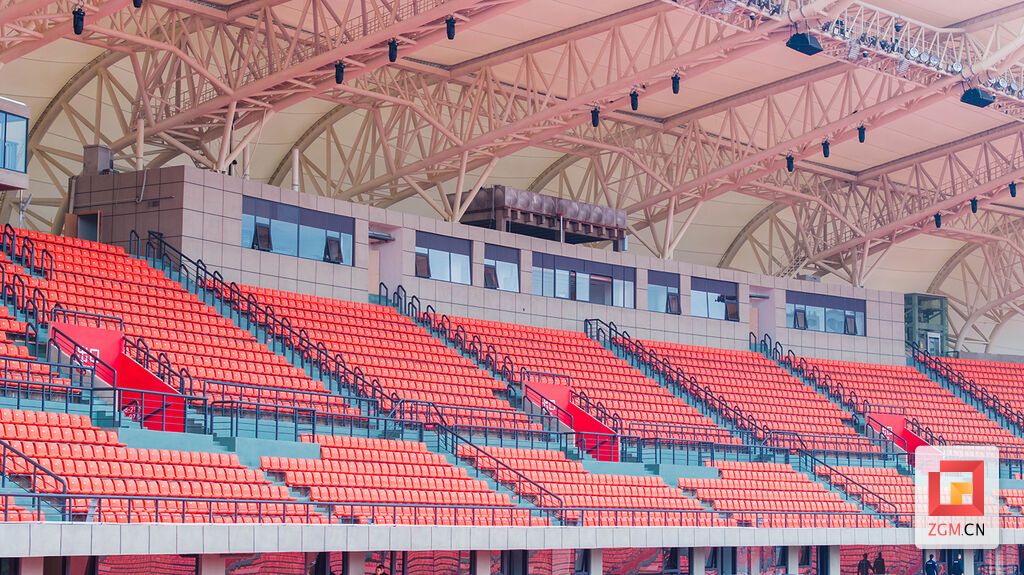 新装座椅整齐排列 静待开赛 记者 宋姿熠 摄.jpg