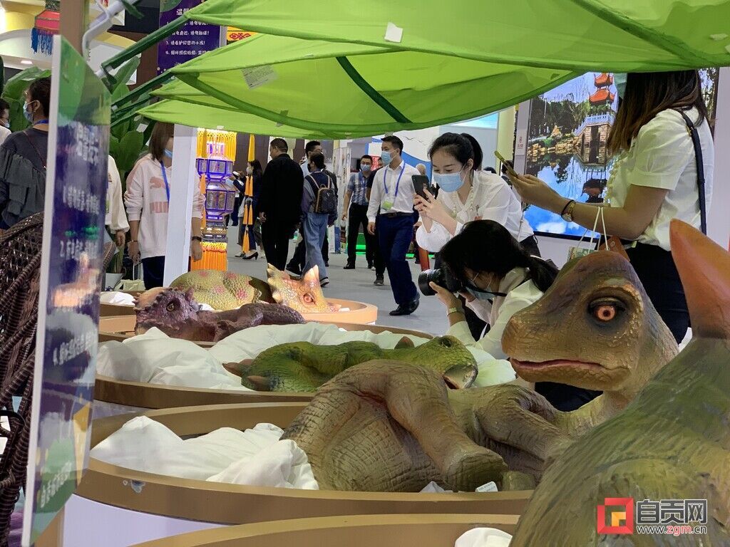 自贡仿真恐龙亮相第七届四川国际旅游交易博览会