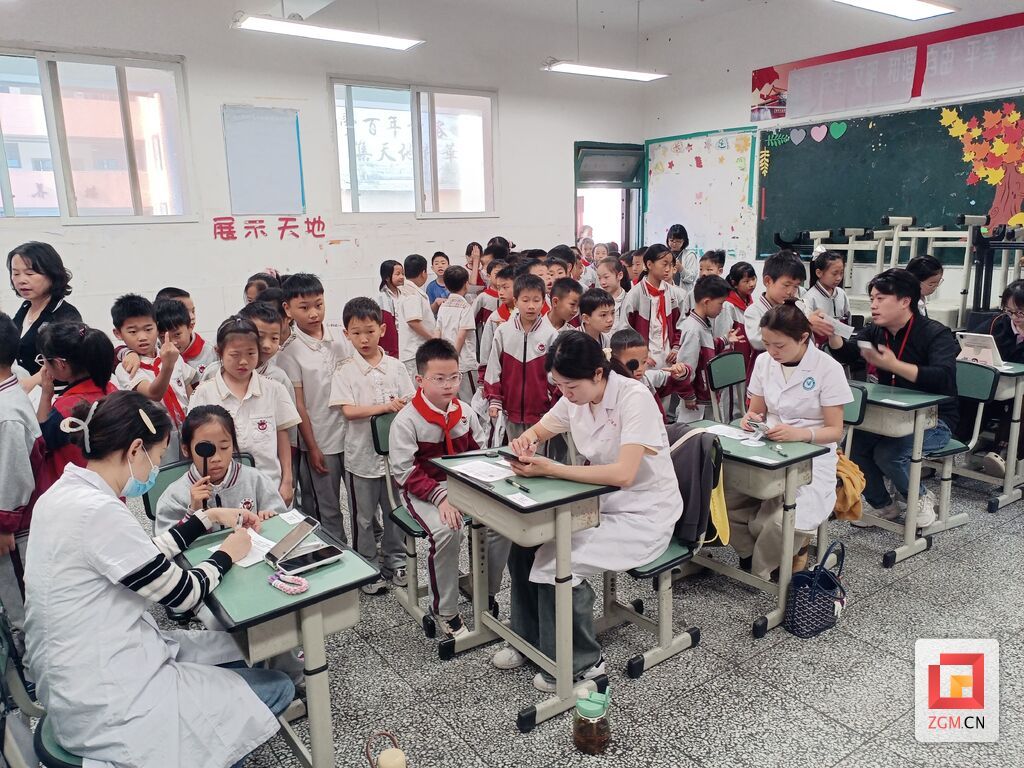 视力检测 记者 陈凡逸 摄.jpg