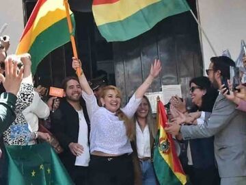 玻利维亚前临时总统获释出狱