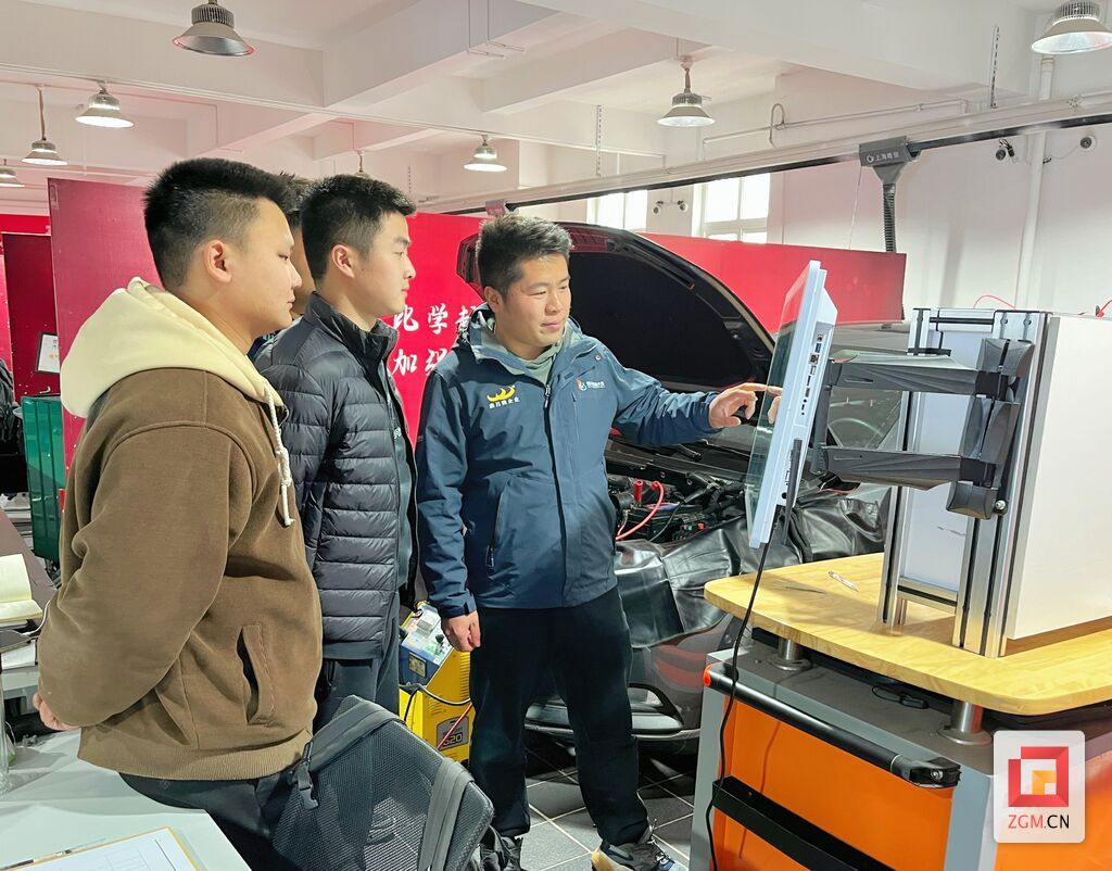 指導(dǎo)學(xué)生對(duì)照電路圖進(jìn)行車(chē)輛故障診斷（右一為胡昌寧）.jpg